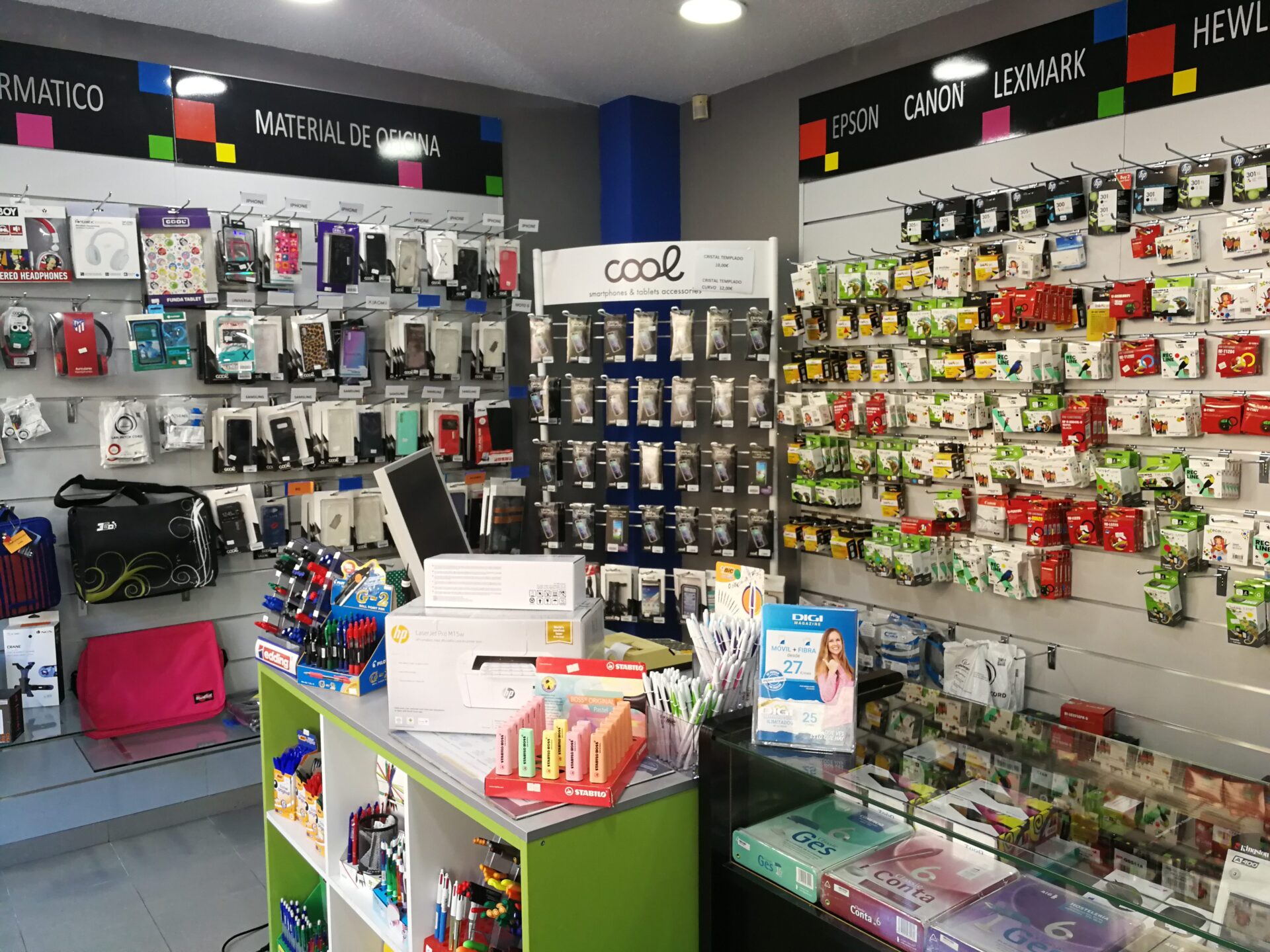 Fotografía del interior de la tienda con el mostrador y los artículos que vendemos con cartuchos carteras y muchas cosas más